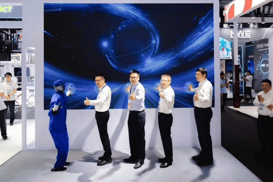 皇冠信用網出租
_上海电气发布首款自研人形机器人“溯元” 双臂机器人“灵柯”亮相