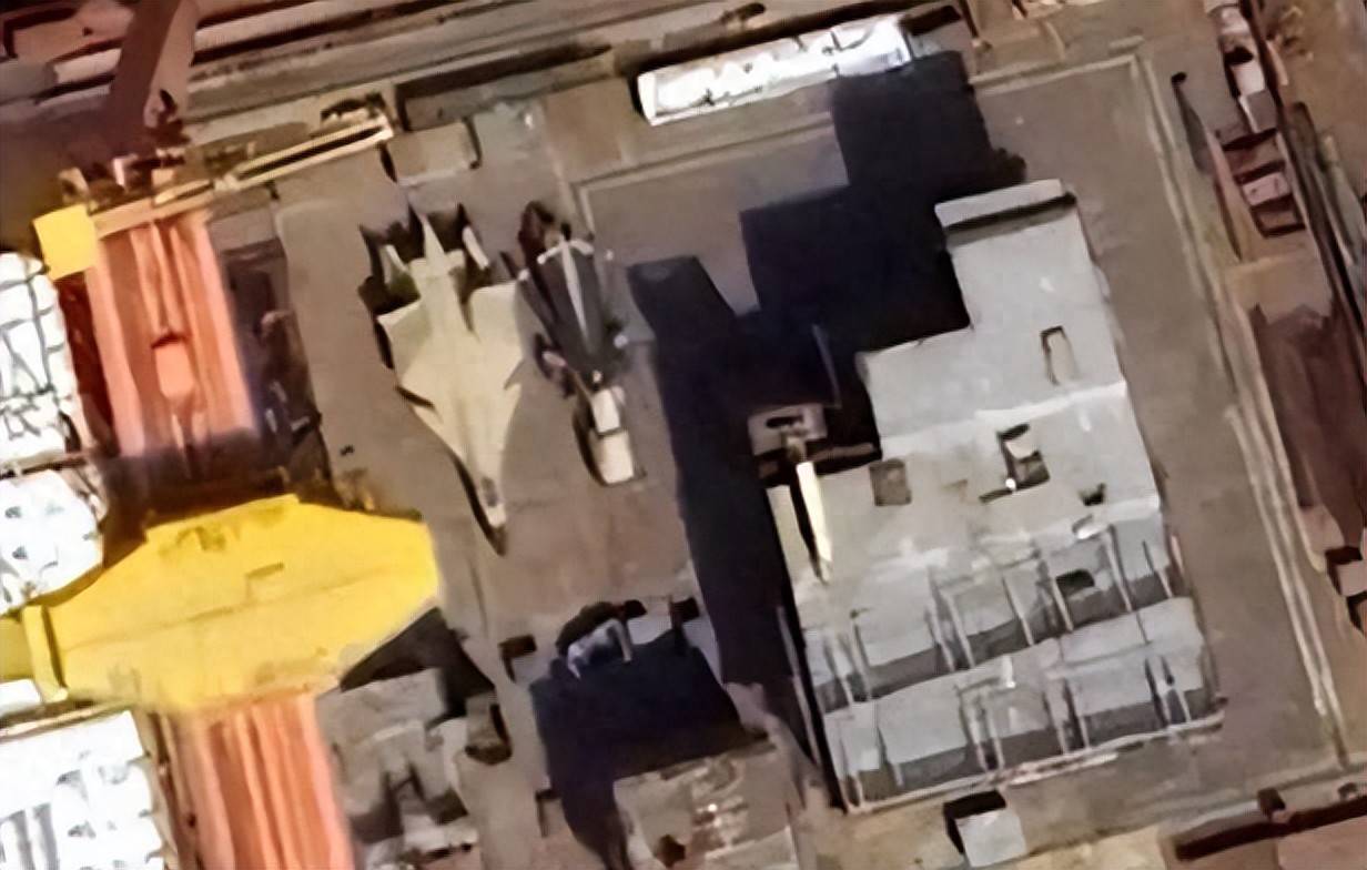 曼城足球_中国004型核航母初露真容曼城足球,42米宽300米长,排水量或超11万吨?