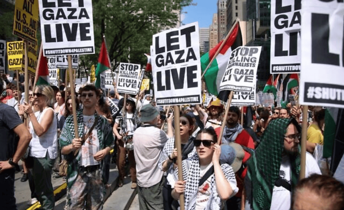 五大联赛转会汇总_外媒:美国纽约数千名抗议者呼吁“停止让加沙挨饿”五大联赛转会汇总,现场有人用勺子敲打锅碗瓢盆