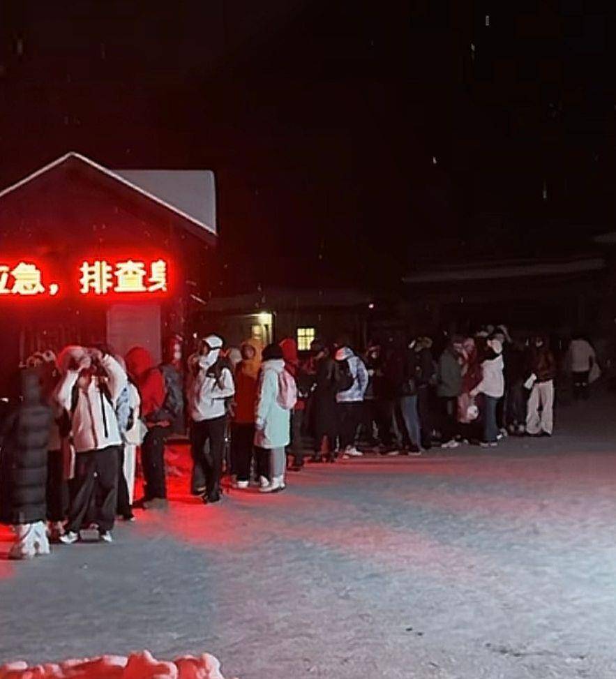 皇冠ag mos066
_数百名游客夜晚滞留太白山景区数小时皇冠ag mos066
,气温低至零下十几度,当地:山上突然降雪道路结冰,目前所有游客都已乘摆渡车下山